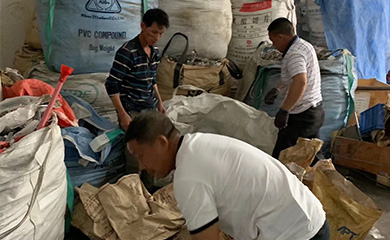 麻豆成人免费视频金屬工作場景