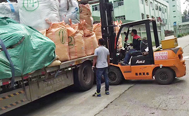 麻豆成人免费视频金屬工作場景